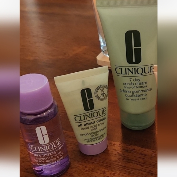 Clinique Cleansing Bundle - Picture 1 of 3